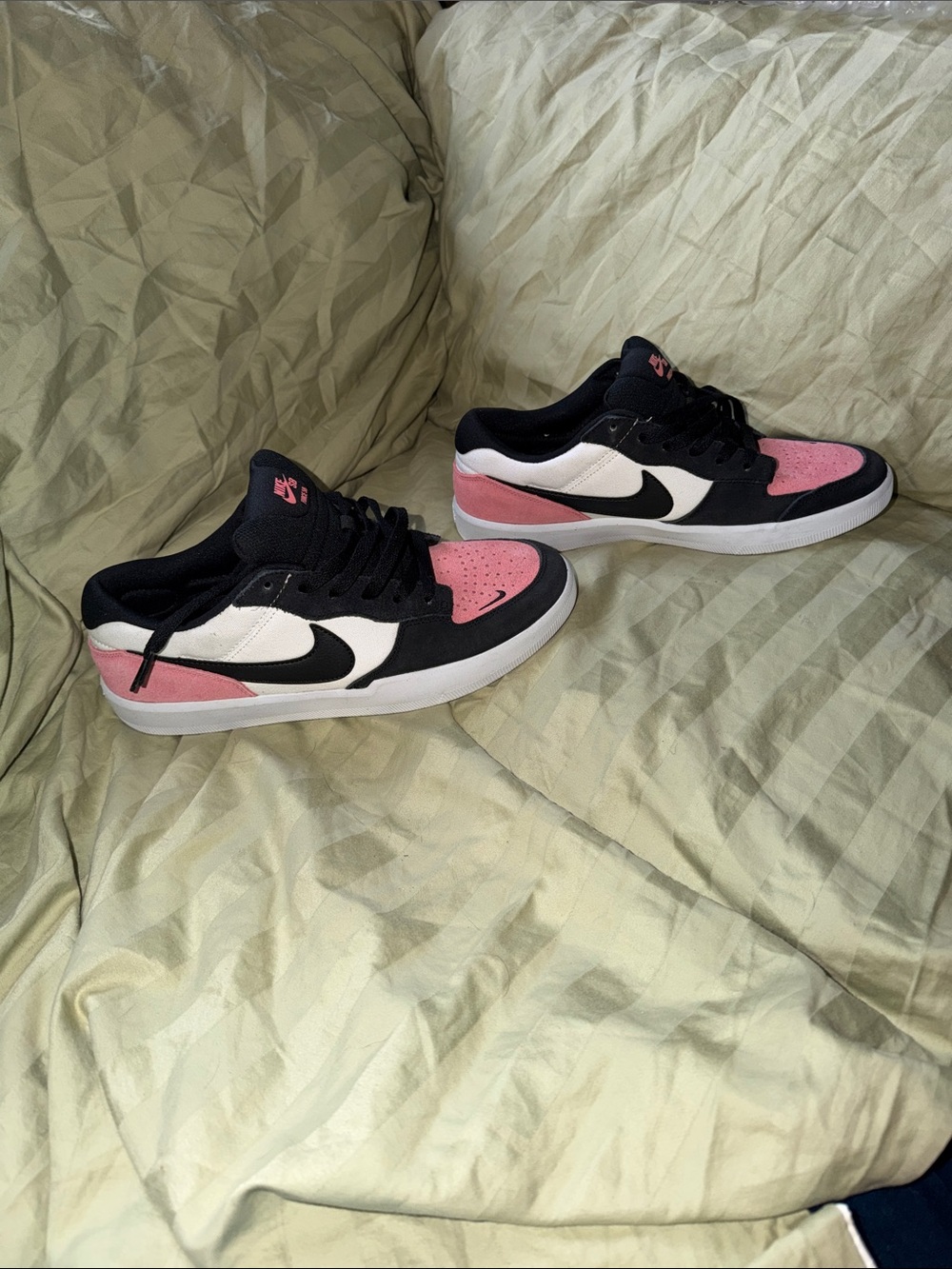 Nike men’s Low-Top Sneaker - Pink/Black/White